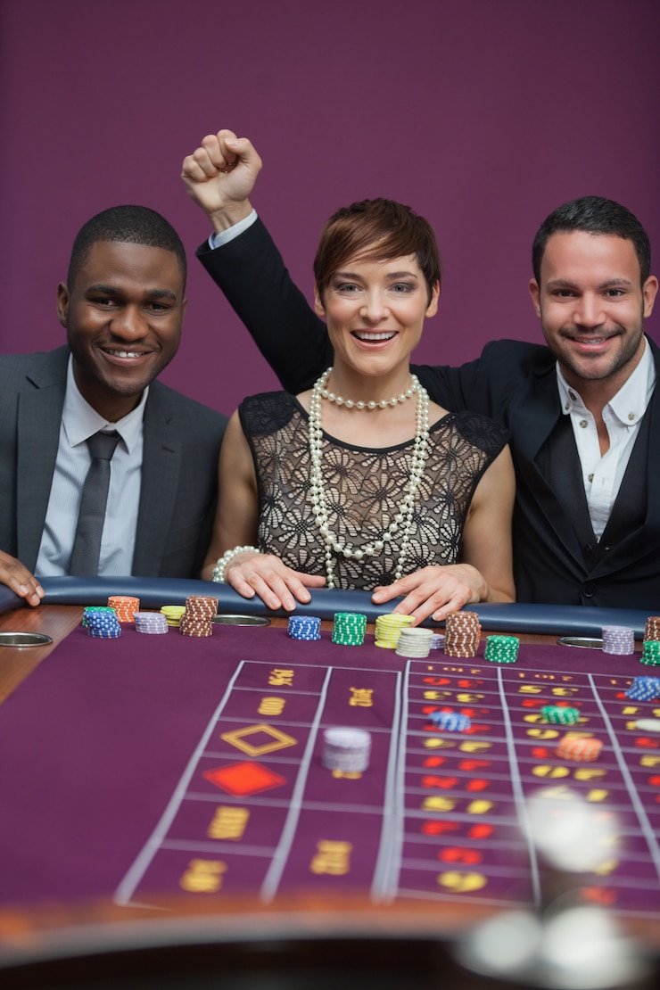 Studio live-dealer CQ9 bujangtoto dengan meja blackjack, dealer profesional, dan kamera HD multi-sudut
