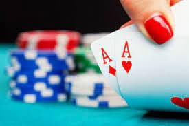 Layar live-dealer bujangtoto menampilkan meja blackjack dengan dealer profesional
