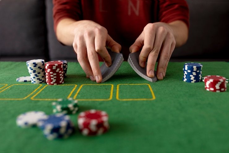 Meja Sic Bo di bujangtoto menampilkan tata letak taruhan dan dealer dengan tiga dadu transparan